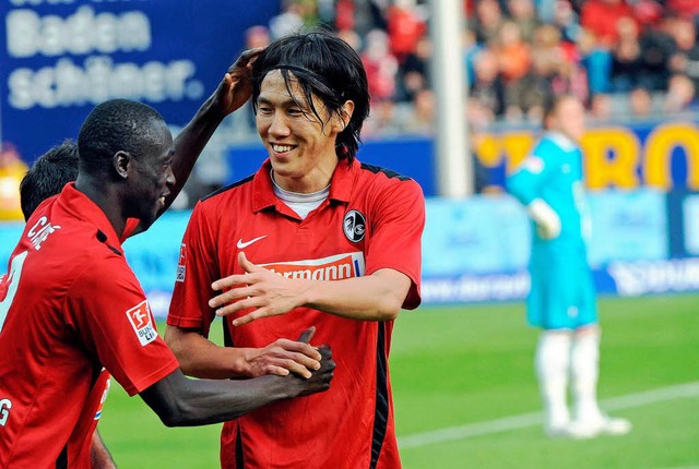 Kisho Yano (rechts) feiert mit Pappis ...enzeitlichen 1:1 gegen Kaiserslautern.  | Foto: Michael Heuberger