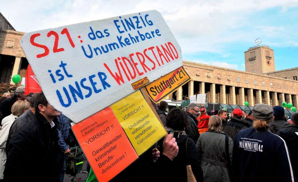 Nach Polizeiangaben haben sich rund 10000 Menschen an der Demonstration gegen Stuttgart 21 beteiligt.