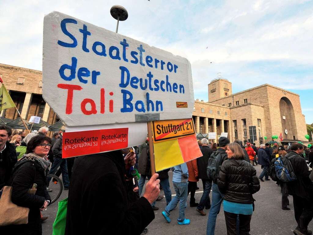 Demonstranten gegen das umstrittene Bahnprojekt Stuttgart 21 laufen nach einer Kundgebung am Bahnhof vorbei.