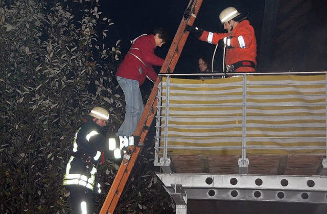 Menschenrettung bei der Alarmbung in Rheinhausen.   | Foto: Schimanski