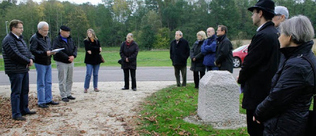 Rund zwei Dutzend Menschen nahmen an d...beim jdischen Friedhof Kirchen teil.   | Foto: cremer