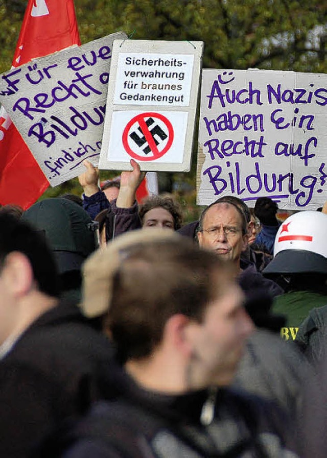 Klartext auf Protestplakaten gegen braunes Gedankengut  | Foto: Helmut Seller