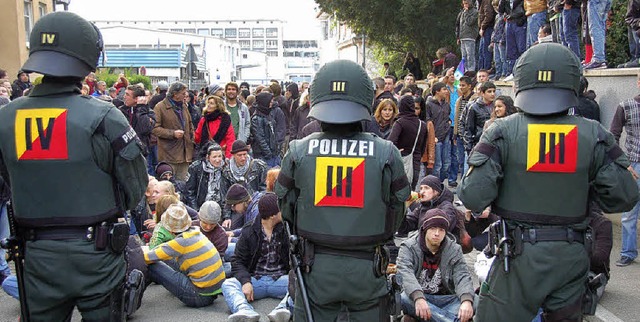 Demo gegen Rechts: Sitzblockade von NPD-Gegnern in der Wilhelm-Bauer-Strae  | Foto: Helmut Seller