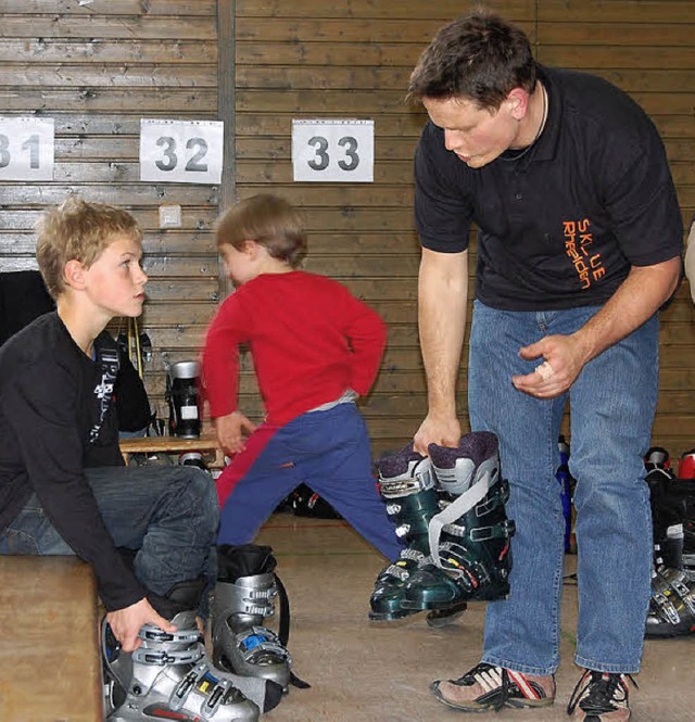 Damit die Schuhe nachher auch richtig ...der die Interessenten beim  Skibasar.   | Foto: valentin Ade