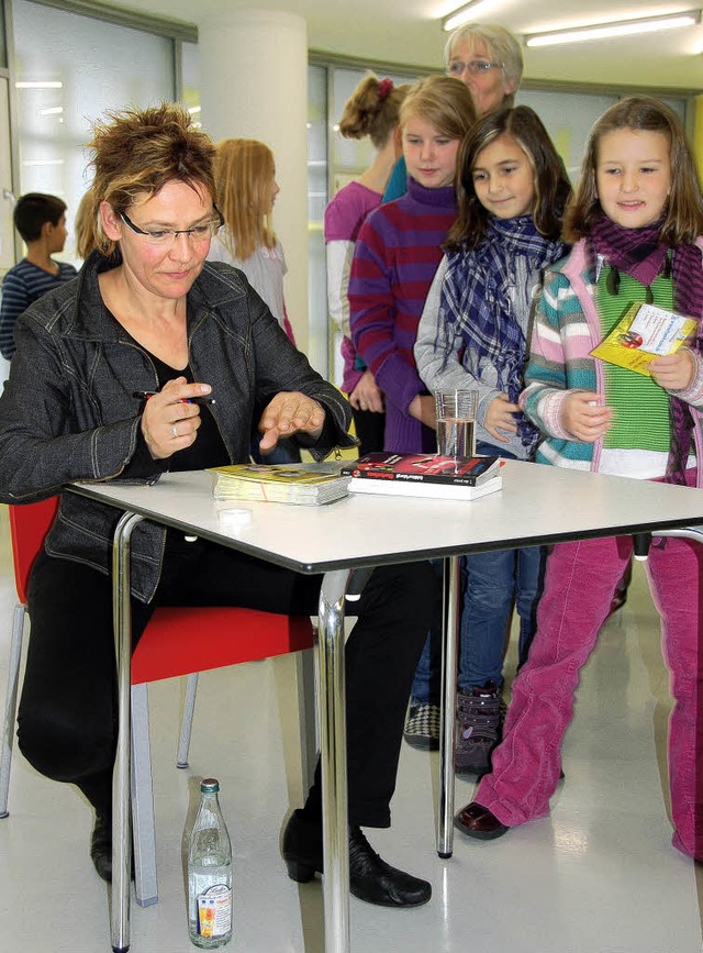 Irene Margil las in der Stadtbibliothe...chillerschule und schrieb Autogramme.   | Foto: Gabriel Sommer