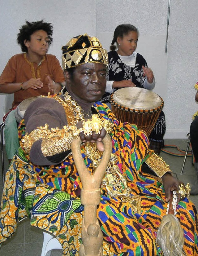 Knig Cphas Bansah erzhlte in der Re...jekte und das heutige Leben in Ghana.   | Foto: Roswitha Frey