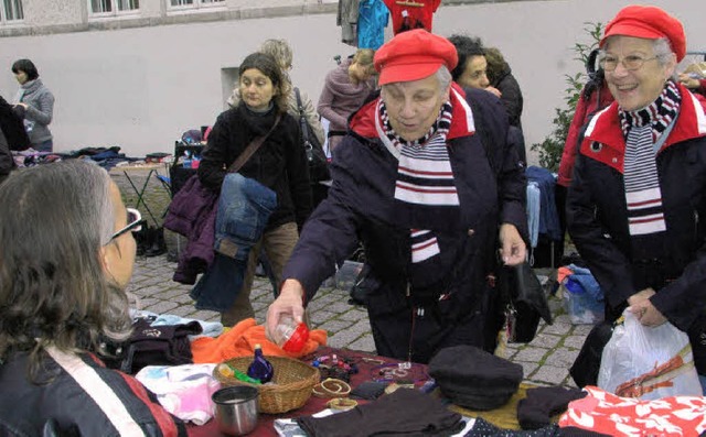 Attraktiver Frauenflohmarkt: Diese beiden Kundinnen kommen aus Detmold.   | Foto: Ounas-Krusel