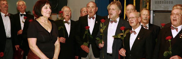 Zum Abschied gab es Rosen und feuchte ...gab nach 17 Jahren die Chorleitung ab.  | Foto: DEC