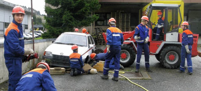 Die Jugendwehr rettete in einer Probe ...letzten, der im Auto eingeklemmt war.   | Foto: Ulrike Spiegelhalter