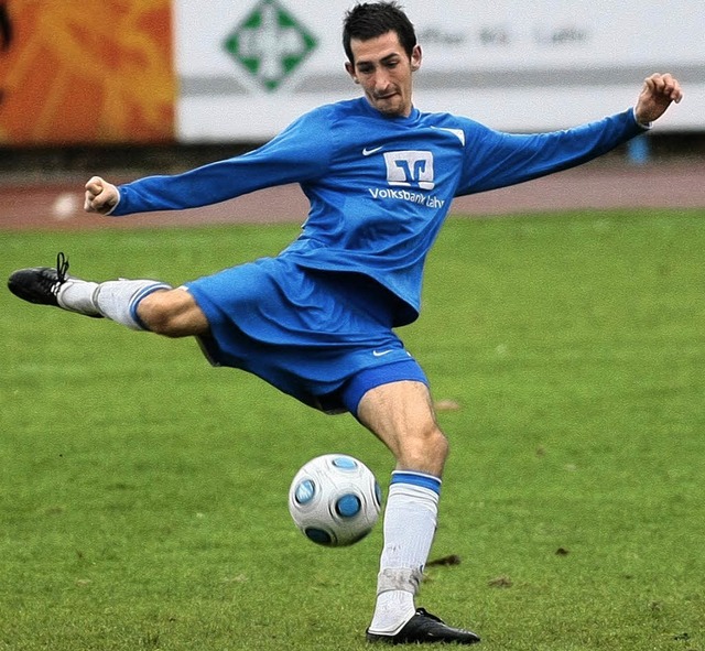 Der Lahrer FV &#8211; hier Max Aschent... Oberkirch eine schwache Leistung ab.   | Foto:   Peter Aukthun (A)