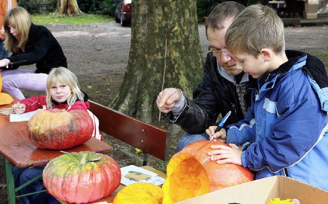 Kinder hatten Spa, den leuchtend oran...hten ein gruseliges Gesicht zu geben.   | Foto: Hans-Jrgen Hege