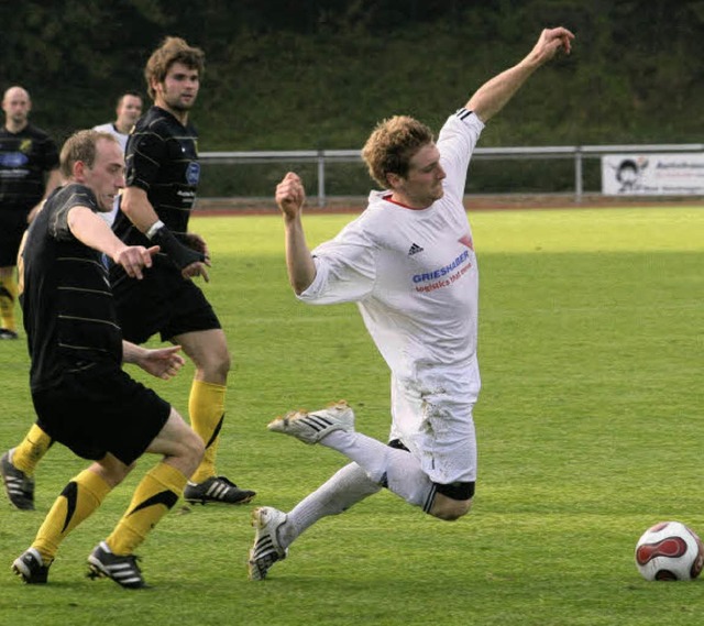 Der Laufenburger Lorenz Ebi ist durch ...chbiel nur durch ein Foul zu stoppen.   | Foto: matthias scheibengruber