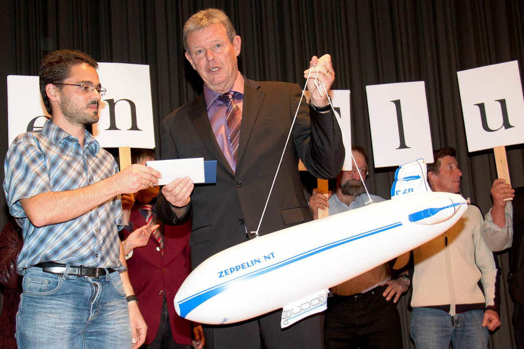 Gemeindemitarbeiter verabschieden ihren Chef: Eine Reise mit dem Zeppelin als Geschenk Gemeindemitarbeiter verabschieden ihren Chef: Eine Reise mit dem Zeppelin als Geschenk
