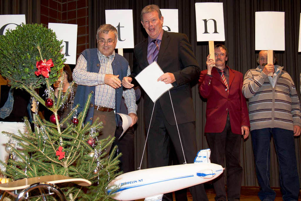 Gemeindemitarbeiter verabschieden ihren Chef: Eine Reise mit dem Zeppelin als Geschenk. Und jedes Jahr einen Christbaum Gemeindemitarbeiter verabschieden ihren Chef: Eine Reise mit dem Zeppelin als Geschenk. Und jedes Jahr einen Christbaum