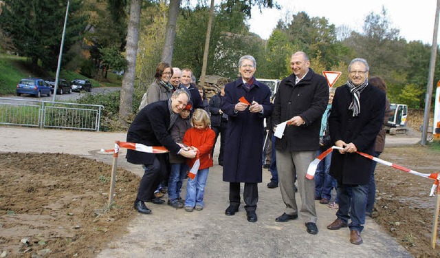 Bahn frei fr den Radweg (von links): ...appis und Ortsvorsteher  Klaus Girstl   | Foto: Heidi Fssel