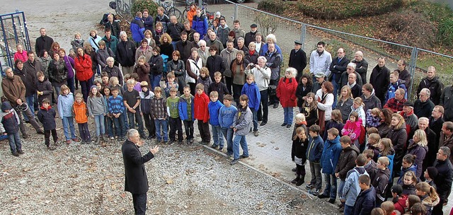 Voller Vorfreude auf den Umzug ins neu...luss der Rohbauarbeiten signalisiert.   | Foto: SENF