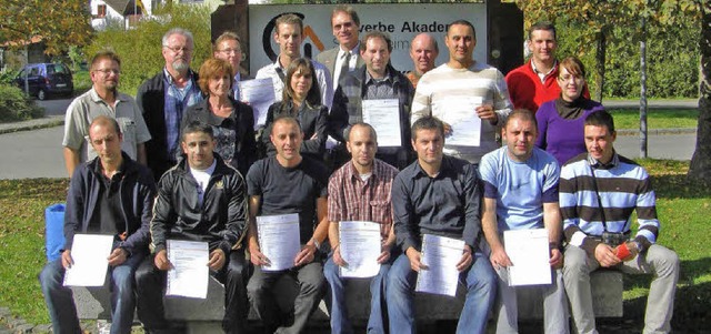 Elsssische Absolventen mit ihren Zertifikaten .   | Foto: privat