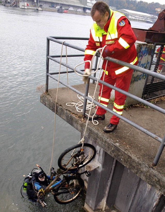 Ein Fahrrad zogen die DLRG-Taucher am Lindenbnkle aus dem Rhein.   | Foto: Albert Greiner