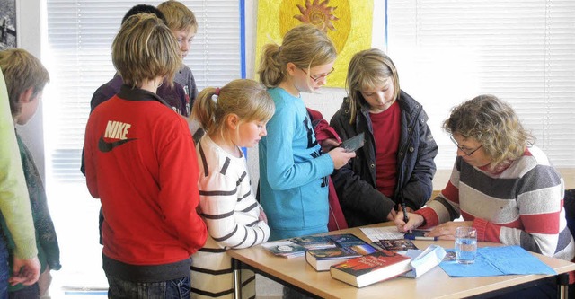 Hei begehrt sind die Autogrammkarten ...a Brandis bei den Btzinger Schlern.   | Foto: jan birmele