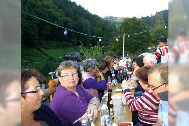 Helfer stellten Grillplatz her