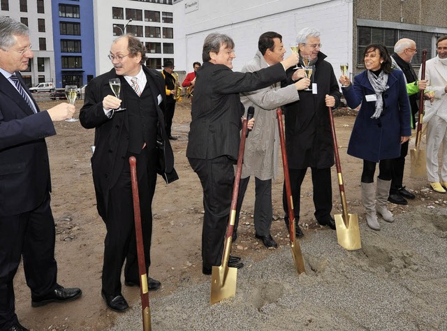 Na denn mal Prost! Nach getaner Spaten...eben von der Fraunhofer-Gesellschaft.   | Foto: Michael Bamberger