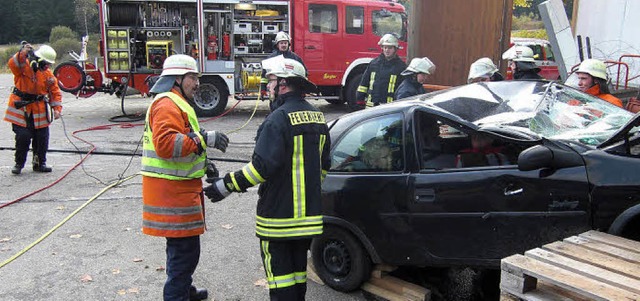 Gut koordinierter Einsatz: Die Ibacher...us Todtmoos im Ibacher Gewerbegebiet.   | Foto: Albert Liertz