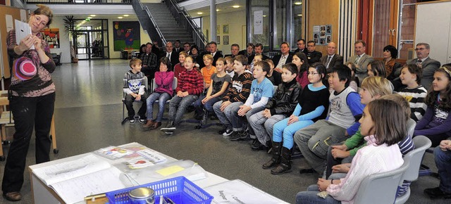 Mit groem Interesse verfolgen die Mit...sse 4 b der Rheinschule in Neuenburg.   | Foto: Volker Mnch