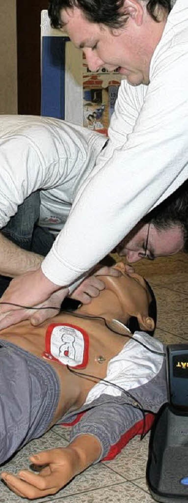 Wie ein Defibrillator funktioniert, de...te das Rote Kreuz in der  Mslehalle.   | Foto: Susanne Kanele