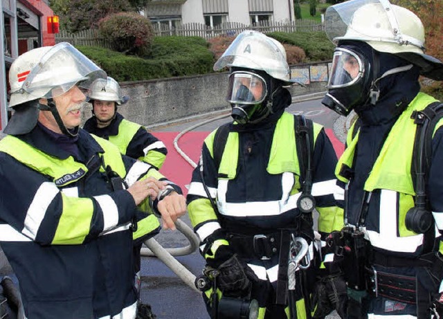 Klare Kommandos: Feuerwehrkommandant K...tlieb instruiert den Atemschutztrupp.   | Foto: Heinz Vollmar