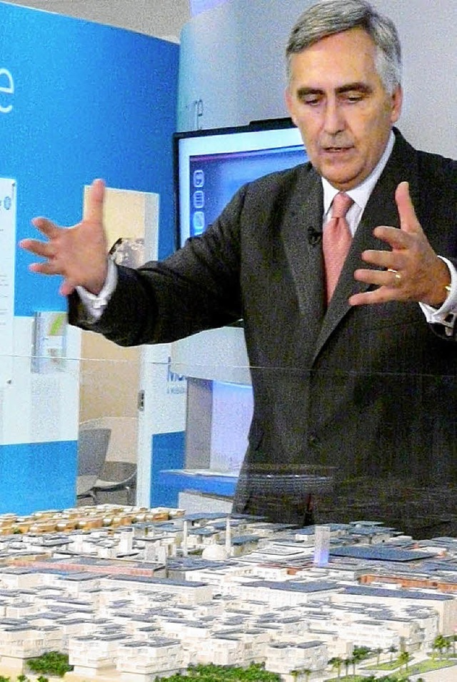Siemens-Chef Lscher mit  einem Modell von Masdar City   | Foto: dpa