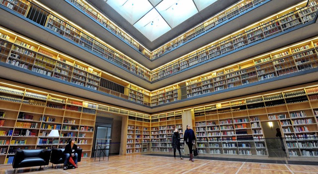 Beliebt und bedroht:  deutsche Bibliot... der Anna-Amalia-Bibliothek in Weimar   | Foto: dpa