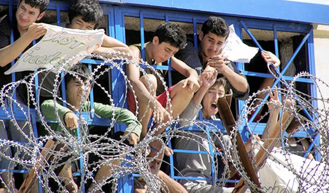 Illegale Einwanderer in einem griechis...de in den Auffanglagern demonstrieren.  | Foto: archivfoto: dpa