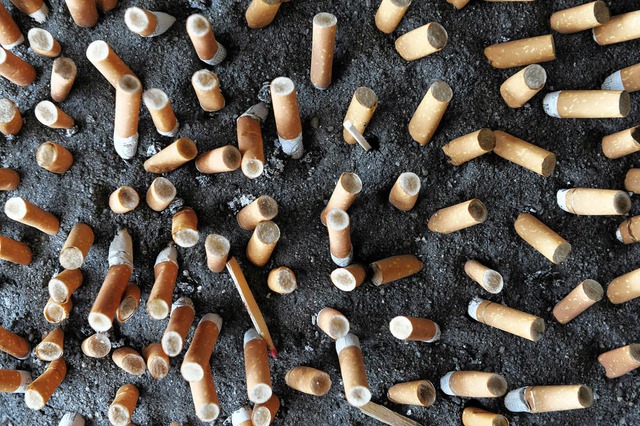 Viele Raucher werden sich berlegen, o...8211; denn Zigaretten werden teurer.    | Foto: dpa