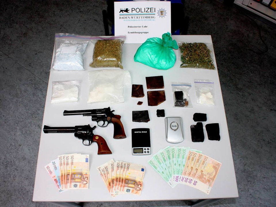 Die Polizei hat bei der Durchsuchung Drogen, Waffen und Geld sichergestellt.  | Foto: Polizei