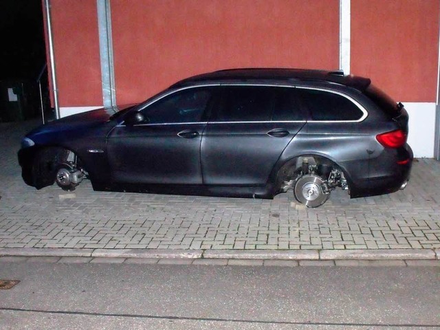 An diesem BMW wurden die Rder geklaut.  | Foto: Polizei