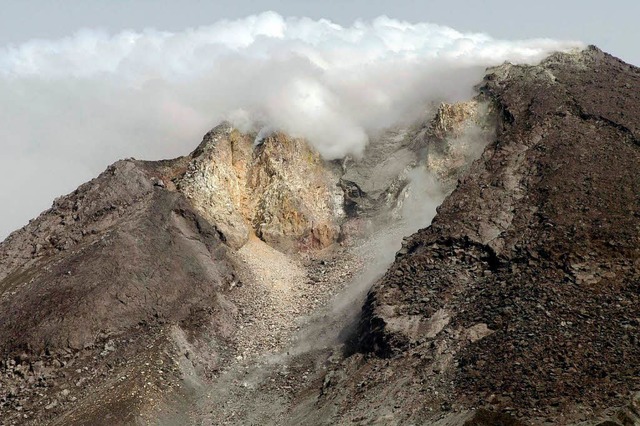 Aktive Erde: Das Erdbeben fllt zeitlich mit einem Vulkanausbruch zusammen.  | Foto: dpa