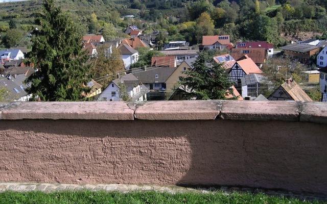 Harmonisch fgt sich die  sandsteinfar...n das Ensemble des  Kirchplatzes ein.   | Foto: Merz