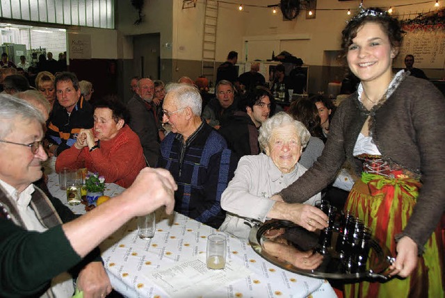 Heimspiel: Weinprinzessin Natalie Henn... kredenzt den Festgsten den Festwein.  | Foto: Roland Vitt