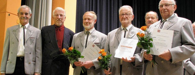 Ehrung (von links):  Vereinsvorsitzend...ahre)  und Adolf Mder (40 Chorjahre)   | Foto: Monika Rombach