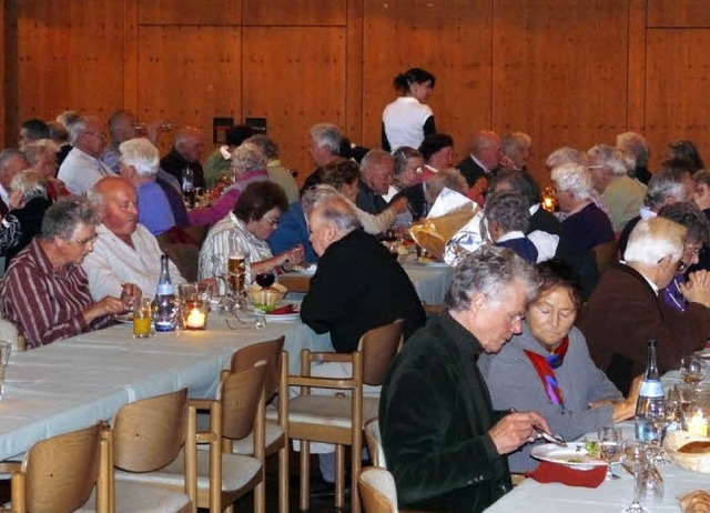 110 Senioren aus Schluchsee mit seine ...im Kursaal verwhnen und unterhalten.   | Foto: Ute Aschendorf