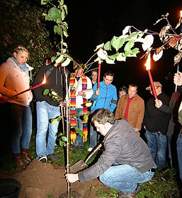 Die Jugendlichen pflanzen ein Ulme  | Foto: privat
