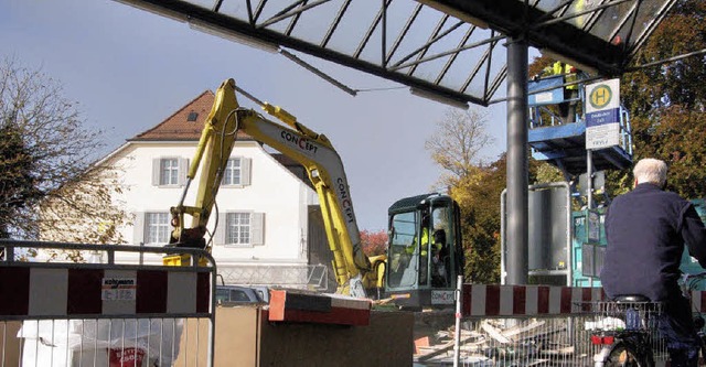 Freie Sicht bis zum Haus Salmegg: Ein ...n dem Abriss des Kontrollhuschens zu.  | Foto: Peter Gerigk