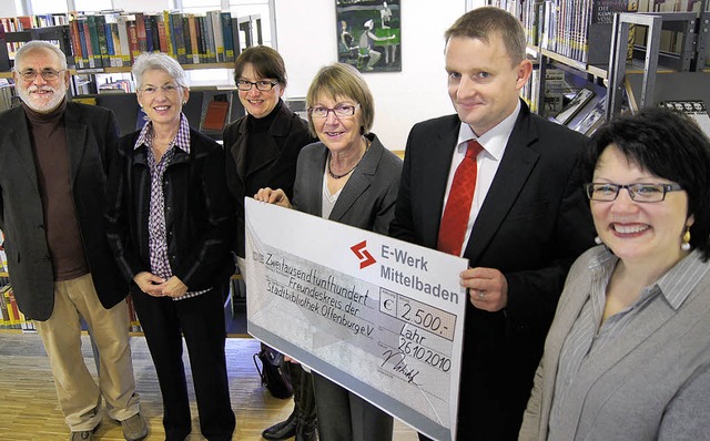 Martin Wenz vom E-Werk Mittelbaden (zw...sitzende) und Sibylle Reiff-Michalik.   | Foto: Ines Fuchs