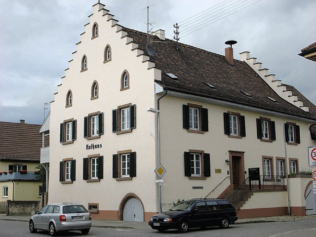 Bis zu sechs Meter hoch steigt Nsse in der Fassade des Eimeldinger Rathauses.   | Foto: langelott