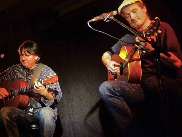 Ruhige Klnge: Das Gitarrenduo &#8222;... seinem Auftritt in der Kaffee-Mhle.   | Foto: Martina David-Wenk