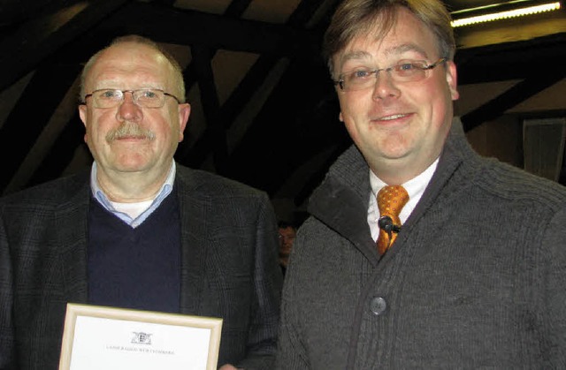 Carsten Quednow (rechts) berreichte A...die Urkunde des Regierungsprsidenten.  | Foto: Rolf Albiez