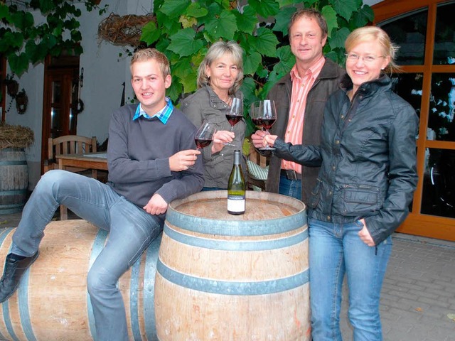 Das Weingut Landerer ist ein Familienb... Karin, Thomas und Simone Landerer an.  | Foto: Benjamin Bohn