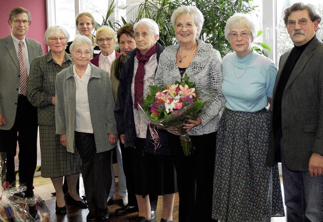 Das Team der Krankenhausbcherei mit D...it Blumenstrau) wurde verabschiedet.   | Foto: Helios-Klinik