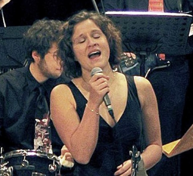 Julia Schwrer singt mit der Ossy-Fahrner-Bigband.   | Foto: Privat