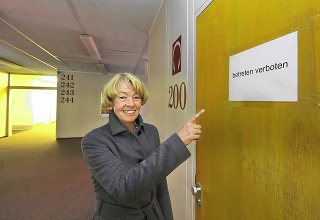 Martina Hhmann vor dem asbestverseuchten Sprachlabor  | Foto: bamberger